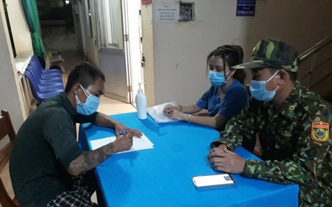 Đang đi vệ sinh bị rơi xuống biển, ngư dân được biên phòng cứu vớt