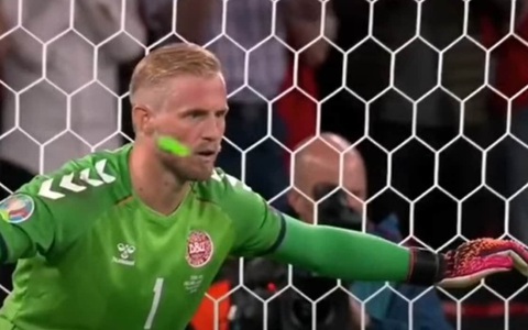 UEFA điều tra vụ thủ môn Schmeichel bị chiếu tia laser