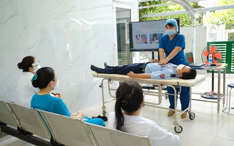 Bác sĩ về hưu tình nguyện đi chống dịch