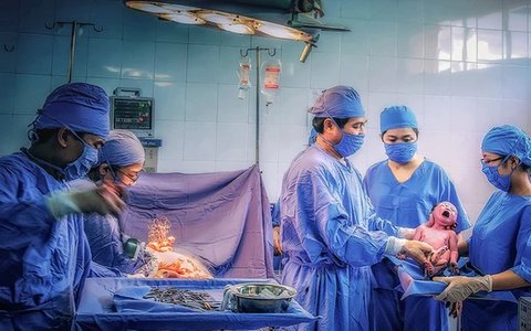 Hồn nhiên và Chào đời đoạt giải vàng quốc tế