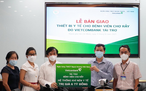 Vietcombank tặng trang thiết bị y tế cho 2 bệnh viện tuyến đầu của TP.HCM