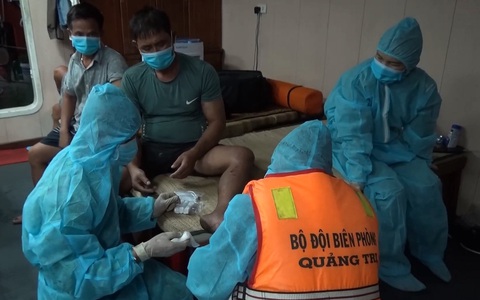 Tàu cá chìm trên biển Quảng Trị, 7 người được cứu, 2 người mất tích
