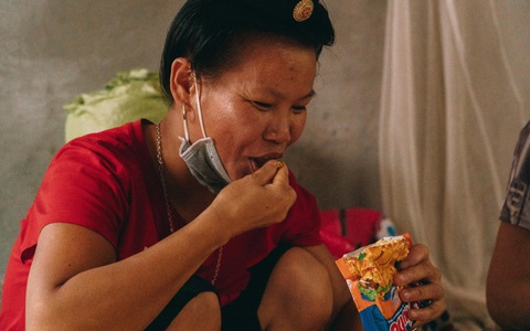Công nhân 'mắc kẹt' trong đại dịch chia nhau từng gói mì qua bữa