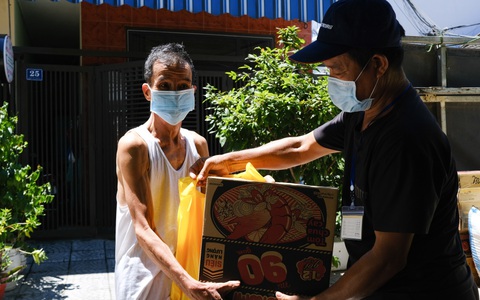 Gạo, cá khô, rau củ chuyển tận tay người dân Đà Nẵng trong tuần phong tỏa