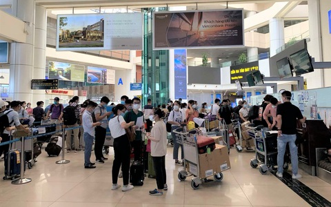 Vietnam Airlines chở 180 nhân viên y tế Bệnh viện Bạch Mai đến TP.HCM chống dịch