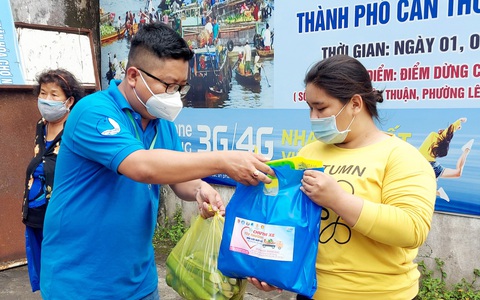 Chuyến xe chở nặng tình người mùa dịch ở Tây Đô