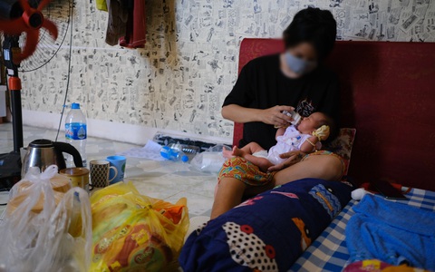 Những cánh tay chở che cho người mẹ trẻ một mình vượt cạn