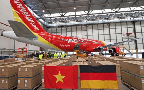 Chuyến bay Vietjet chuyên chở thiết bị y tế viện trợ từ Đức đã về tới Việt Nam