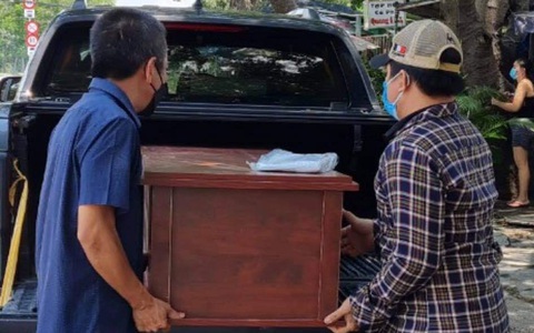 Phó tổng giám đốc đi xin quan tài lo hậu sự cho người nghèo