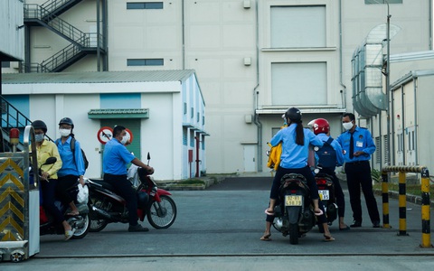 Công nhân Đà Nẵng tranh thủ giờ đổi ca, tiếp tục sản xuất '3 tại chỗ'