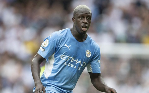 Dính 4 cáo buộc hiếp dâm, sao Man City bị cảnh sát bắt giữ