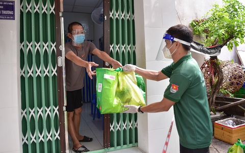 'Giỏ quà nghĩa tình' đến với nơi cách ly