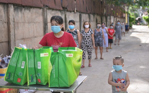 1.000 giỏ quà nghĩa tình đến với bà con bán hàng rong, phụ hồ trong khu phong tỏa