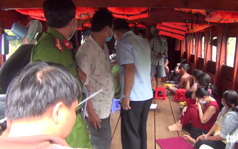Khởi tố vụ đánh bạc ở tàu du lịch trên sông có nhiều ‘quý bà’ tham gia