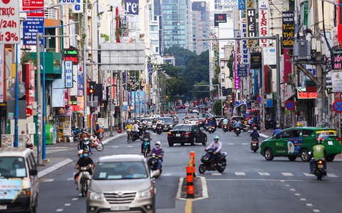 TP.HCM: Xe cộ còn đông vào giờ cao điểm