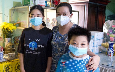 Những cô bé im lặng