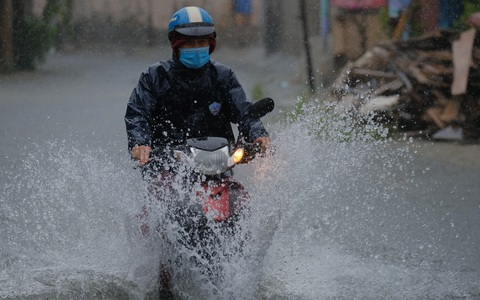 Nhiều nơi ở miền Trung mất điện do mưa lớn, ngập lụt