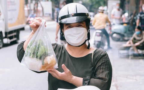 Hà Nội ngày đầu hàng quán được bán mang về: 'Tôi đợi ngày này đã hơn 2 tháng nay'