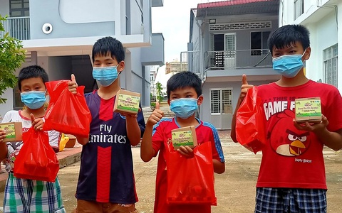 Hơn 850 phần quà bánh Trung thu cho trẻ em mồ côi TP Cần Thơ