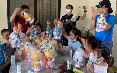Những chàng trai hớt tóc làm bánh trung thu tặng trẻ em khó khăn