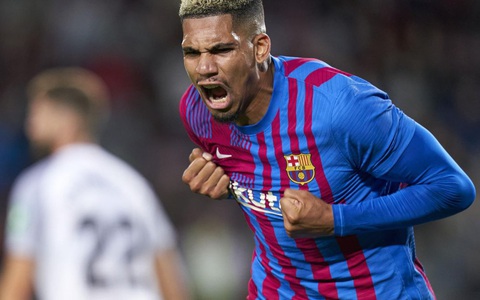 Sao trẻ lập công phút 90 cứu Barca thoát thua trước Granada