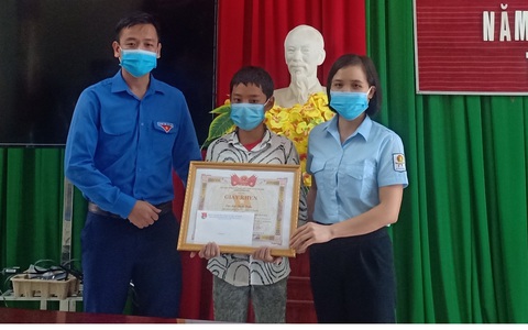 Khen thưởng học sinh lớp 7 dũng cảm cứu em nhỏ đuối nước