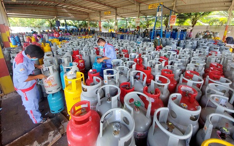 Gas tăng mạnh 42.000 đồng, mỗi bình gas giá 'kỷ lục': hơn 460.000 đồng