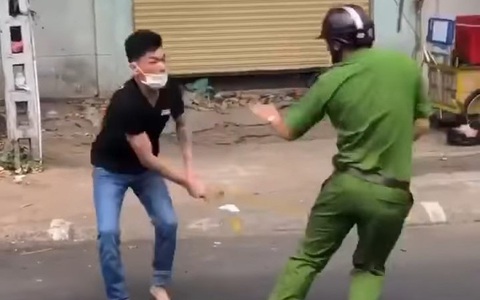 Xung quanh clip 1 thanh niên cầm cây đánh 2 chiến sĩ công an ở quận 11