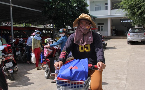 Vượt sóng gió đưa quà Tết đến người nghèo đảo Lý Sơn