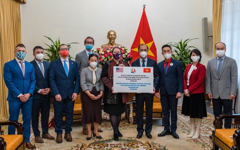 Việt Nam tặng Mỹ 100.000 USD khắc phục hậu quả thiên tai