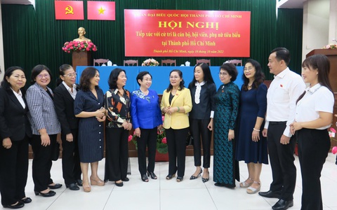 Cử tri TP.HCM đề nghị giải quyết linh động vấn đề hộ khẩu cho trẻ đi học