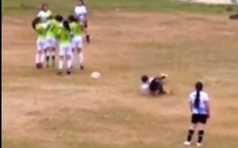 Trượt chân khi sút phạt, nữ cầu thủ ghi bàn 'khó đỡ' nhất trong lịch sử