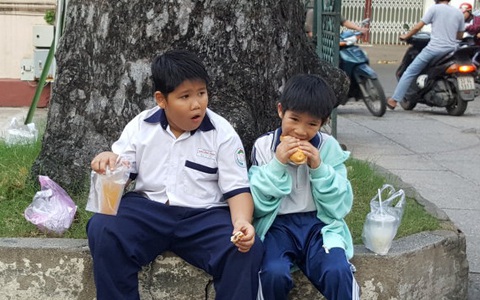Đi học sớm chẳng được lợi ích gì cho học sinh