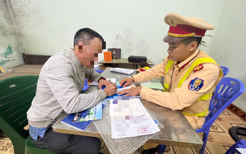 Phạt tài xế không nhường đường cho xe cứu thương chở bệnh nhân đi cấp cứu