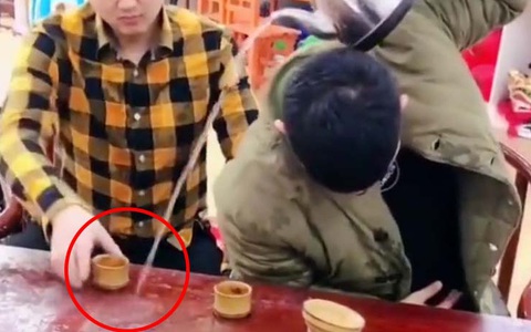 Hai thanh niên biểu diễn uống trà đạo cồng kềnh nhất quả đất