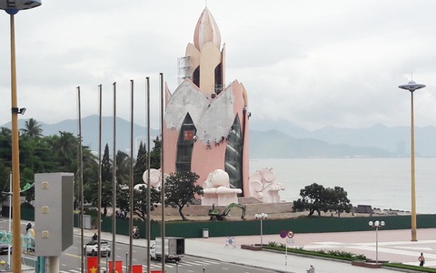 Lại sửa tại tháp Trầm Hương Nha Trang khiến người dân thắc mắc