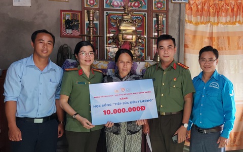 Bạn đọc Tuổi Trẻ tặng 'cô nữ sinh ước có thể lùi nhập học 2 tháng' 15 triệu đồng