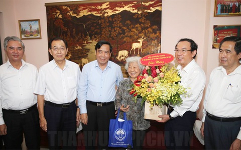 Bí thư Nguyễn Văn Nên thăm, động viên người cao tuổi tiêu biểu