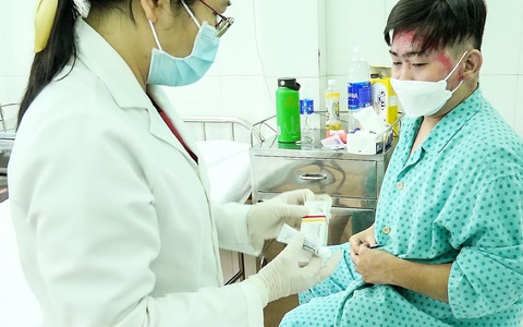 Nhiễm trùng nặng vì tự chích vỡ các mụn nước