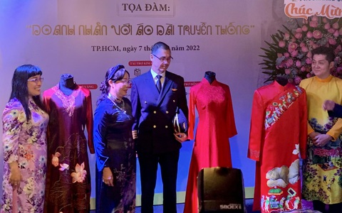 Khuyến khích doanh nhân, đặc biệt nam doanh nhân mặc áo dài trong các dịp quan trọng