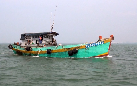 Bắt tàu chở 65.000 lít dầu không rõ nguồn gốc