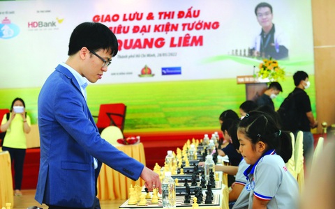Gian nan đi khắp bàn cờ