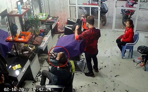 Khách cầm tông đơ soi gương tự cắt tóc làm cả quán cười no