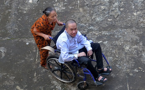 Con đến giảng đường, mẹ chờ ngoài cửa lớp