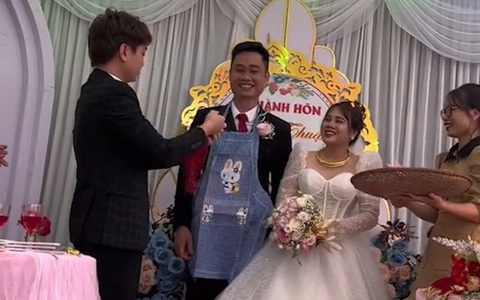 Cô dâu chú rể cười như được mùa trước quà cưới của hội bạn thân