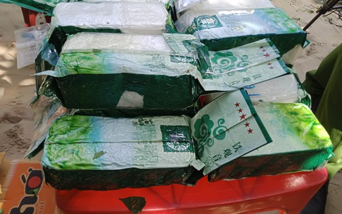 Phát hiện 20 gói tinh thể màu trắng 'nghi' ma túy đá trôi dạt trên biển Quảng Nam