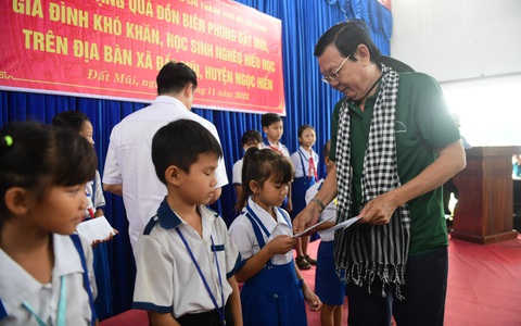 Phóng viên, biên tập viên tiêu biểu TP.HCM tặng quà cho người dân Đất Mũi