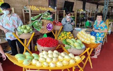Hàng đặc sản đổ về TP.HCM