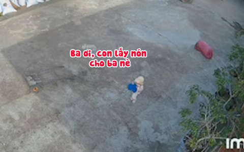 Bé gái 2 tuổi chạy đi lấy mũ khi thấy bố làm việc ngoài trời nắng