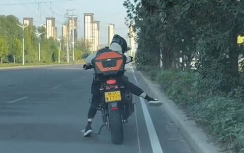Cô gái chật vật khi lái xe mô tô